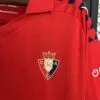 camiseta-osasuna-primera-equipacion-2025-2026-escudo