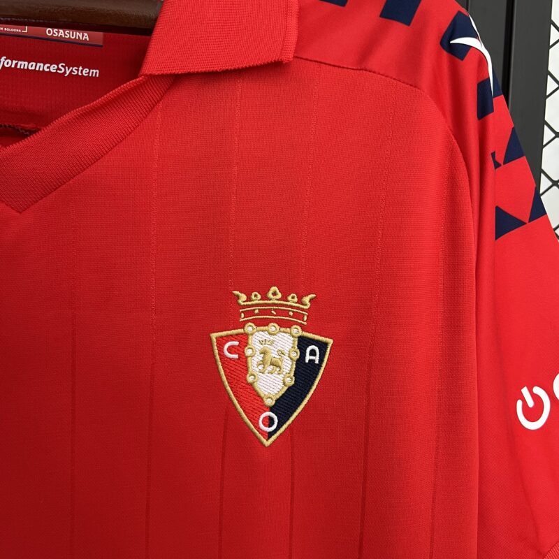 camiseta-osasuna-primera-equipacion-2025-2026-escudo