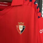 camiseta-osasuna-primera-equipacion-2025-2026-escudo