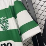 camiseta-sporting-de-lisboa-primera-equipacion-2025-2026-puño