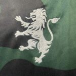 camiseta-sporting-de-lisboa-quinta-equipacion-2025-2026-escudo