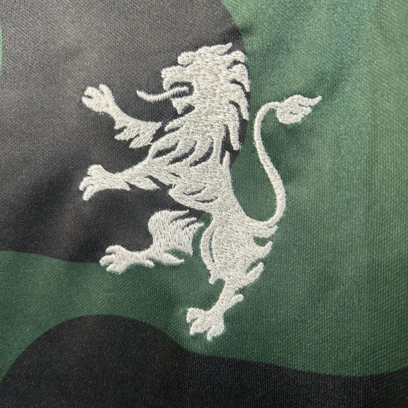 camiseta-sporting-de-lisboa-quinta-equipacion-2025-2026-escudo