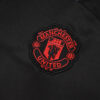 chandal-manchester-united-negro-gris-2024-2025-escudo