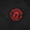 chandal-manchester-united-negro-gris-2024-2025-escudo