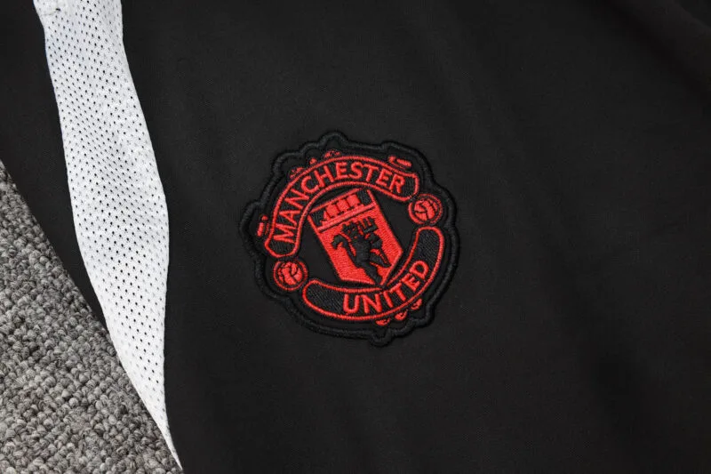 chandal-manchester-united-negro-gris-2024-2025-escudo-pantalon