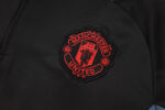 chandal-manchester-united-negro-gris-2024-2025-escudo