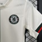 conjunto-niño-chelsea-segunda-equipacion-2025-2026-escudo