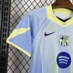 conjunto-niño-fc-barcelona-edicion-especial-2025-2026-puño