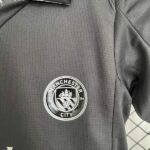 conjunto-niño-manchester-city-segunda-equipacion-2025-2026-escudo