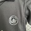 conjunto-niño-manchester-city-segunda-equipacion-2025-2026-escudo