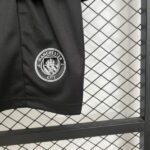 conjunto-niño-manchester-city-segunda-equipacion-2025-2026-escudo-pantalon-corto