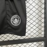 conjunto-niño-manchester-city-segunda-equipacion-2025-2026-escudo-pantalon-corto