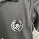 conjunto-niño-manchester-city-segunda-equipacion-2025-2026-escudo