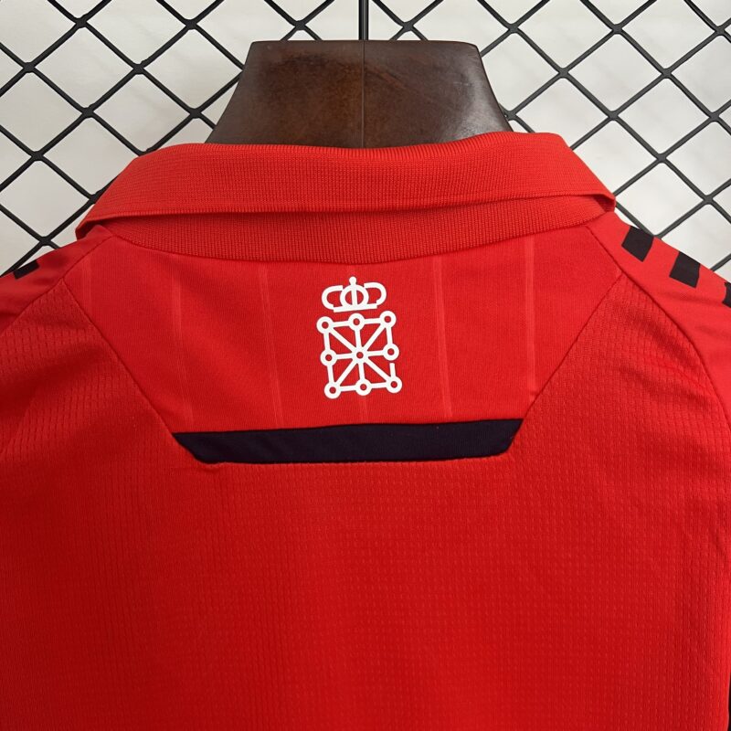 conjunto-niño-osasuna-primera-equipacion-2025-2026-cuello-trasero