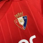 conjunto-niño-osasuna-primera-equipacion-2025-2026-escudo