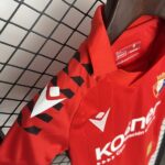 conjunto-niño-osasuna-primera-equipacion-2025-2026-hombro
