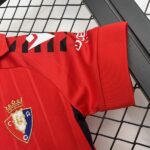 conjunto-niño-osasuna-primera-equipacion-2025-2026-puño