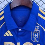 conjunto-niño-real-oviedo-primera-equipacion-2025-2026-cuello