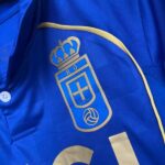 conjunto-niño-real-oviedo-primera-equipacion-2025-2026-escudo