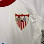 conjunto-niño-sevilla-primera-equipacion-2025-2026-escudo