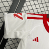 conjunto-niño-sevilla-primera-equipacion-2025-2026-puño
