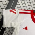 conjunto-niño-sevilla-primera-equipacion-2025-2026-puño