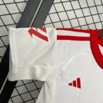 conjunto-niño-sevilla-primera-equipacion-2025-2026-puño