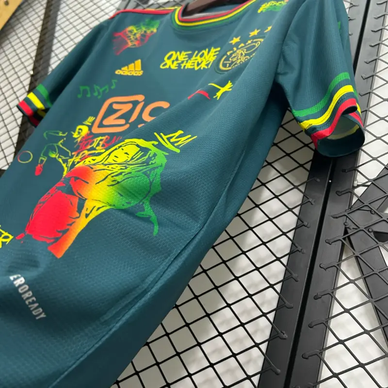 camiseta-ajax-bob-marley-edicion-especial-2025-2026-lateral