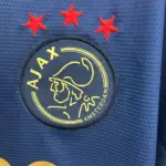 camiseta-ajax-bob-marley-edicion-especial-azul-2025-2026-escudo