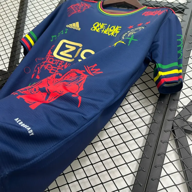 camiseta-ajax-bob-marley-edicion-especial-azul-2025-2026-lateral