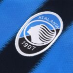camiseta-atalanta-primera-equipacion-2025-2026-escudo