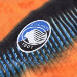 camiseta-atalanta-tercera-equipacion-2025-2026-escudo