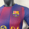 camiseta-barcelona-ed-sheeran-version-jugador-2025-2026-escudo