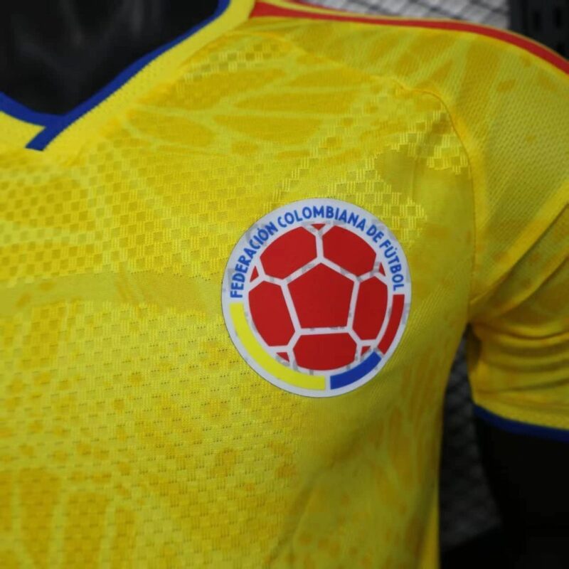 camiseta-colombia-mundial-2026-version-jugador-2025-2026-escudo