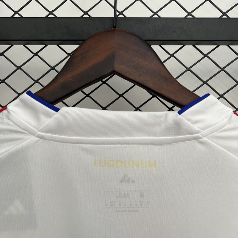 camiseta-lyon-primera-2025-cuello-trasero