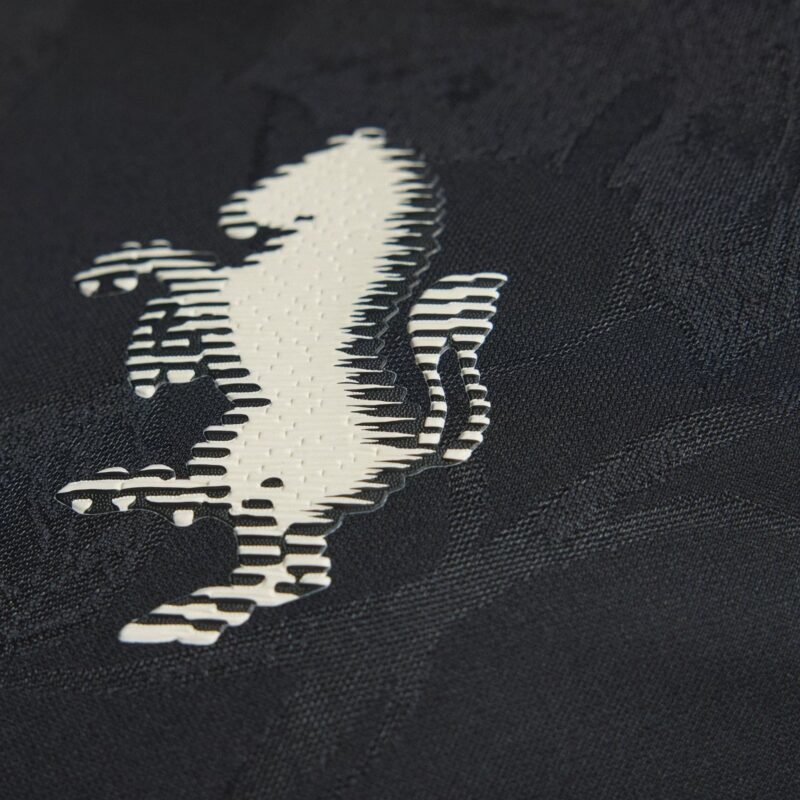 camiseta-tercera-juventus-2025-escudo