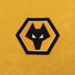 camiseta-wolves-primera-equipacion-2025-2026-escudo