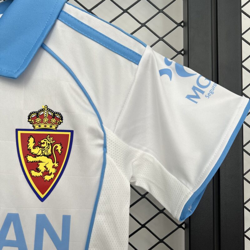 conjunto-niño-real-zaragoza-primera-equipacion-2025-2026-escudo