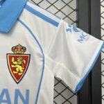 conjunto-niño-real-zaragoza-primera-equipacion-2025-2026-escudo