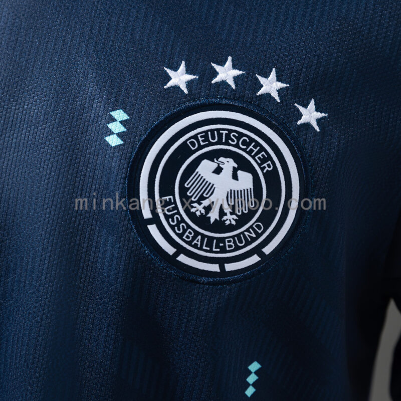 camiseta-alemania-segunda-equipacion-2025-2026-escudo