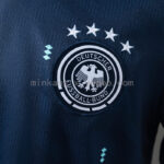 camiseta-alemania-segunda-equipacion-2025-2026-escudo
