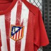 camiseta-atletico-de-madrid-pre-partido-2025-2026-escudo