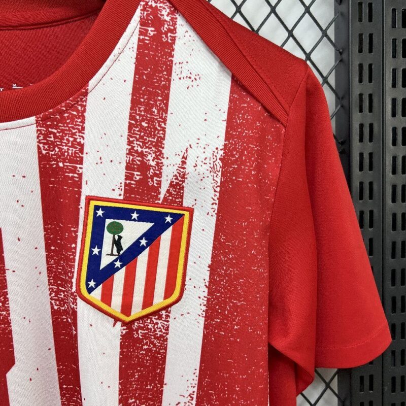 camiseta-atletico-de-madrid-pre-partido-2025-2026-escudo