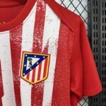 camiseta-atletico-de-madrid-pre-partido-2025-2026-escudo