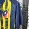 camiseta-atletico-madrid-pre-partido-2025-2026-escudo
