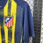 camiseta-atletico-madrid-pre-partido-2025-2026-escudo