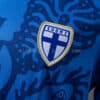 camiseta-filandia-segunda-equipacion-2026-escudo