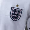 camiseta-inglaterra-primera-equipacion-mundial-2026-escudo