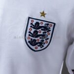 camiseta-inglaterra-primera-equipacion-mundial-2026-escudo