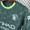 camiseta-manchester-city-cuarta-equipacion-2025-2026-escudo